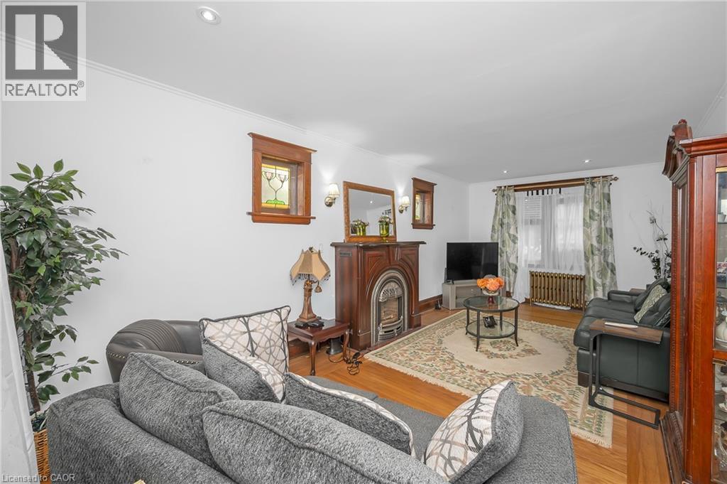 1088 King Street E, Hamilton, ON - Indoor Photo Showing Living Room