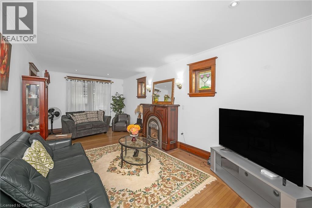 1088 King Street E, Hamilton, ON - Indoor Photo Showing Living Room