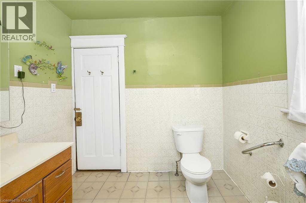 1088 King Street E, Hamilton, ON - Indoor Photo Showing Bathroom