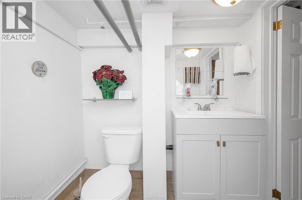 1088 King Street E, Hamilton, ON - Indoor Photo Showing Bathroom