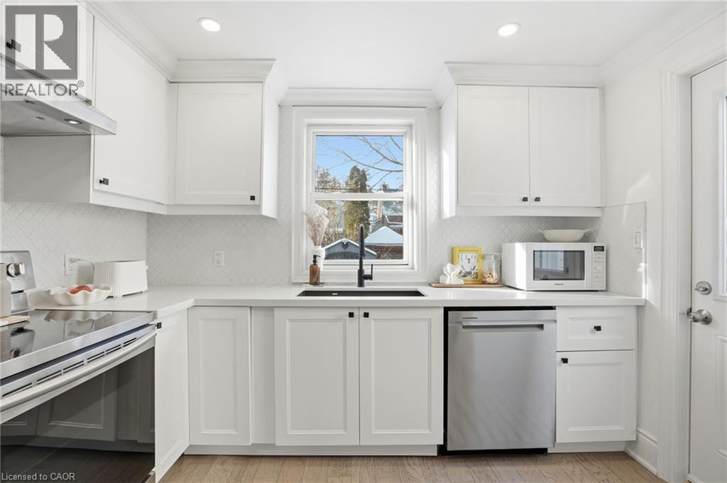 110 Kensington Avenue S, Hamilton, ON - Indoor Photo Showing Kitchen