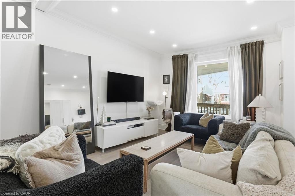 110 Kensington Avenue S, Hamilton, ON - Indoor Photo Showing Living Room