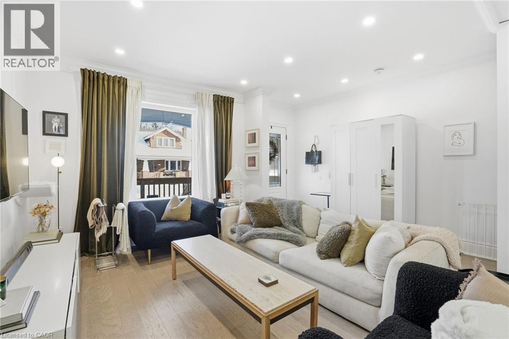 110 Kensington Avenue S, Hamilton, ON - Indoor Photo Showing Living Room