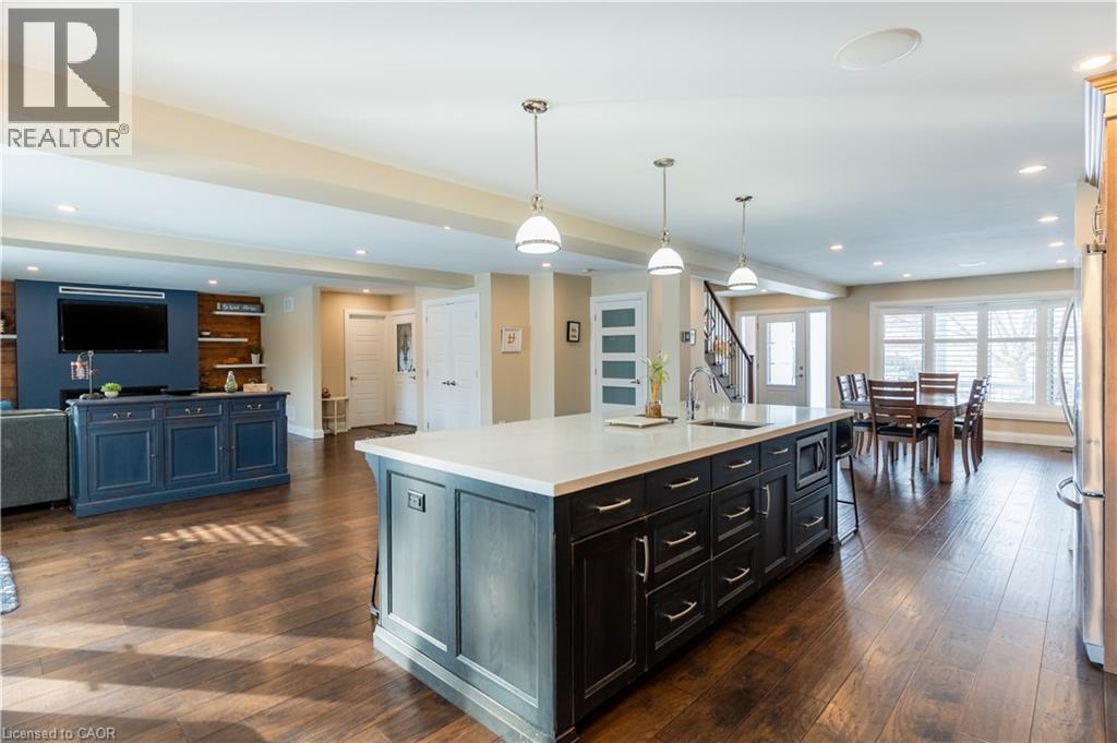 569 Rosseau Road, Hamilton, ON - Indoor Photo Showing Kitchen With Upgraded Kitchen