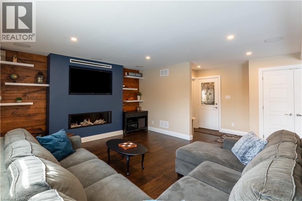 569 Rosseau Road, Hamilton, ON - Indoor Photo Showing Living Room With Fireplace