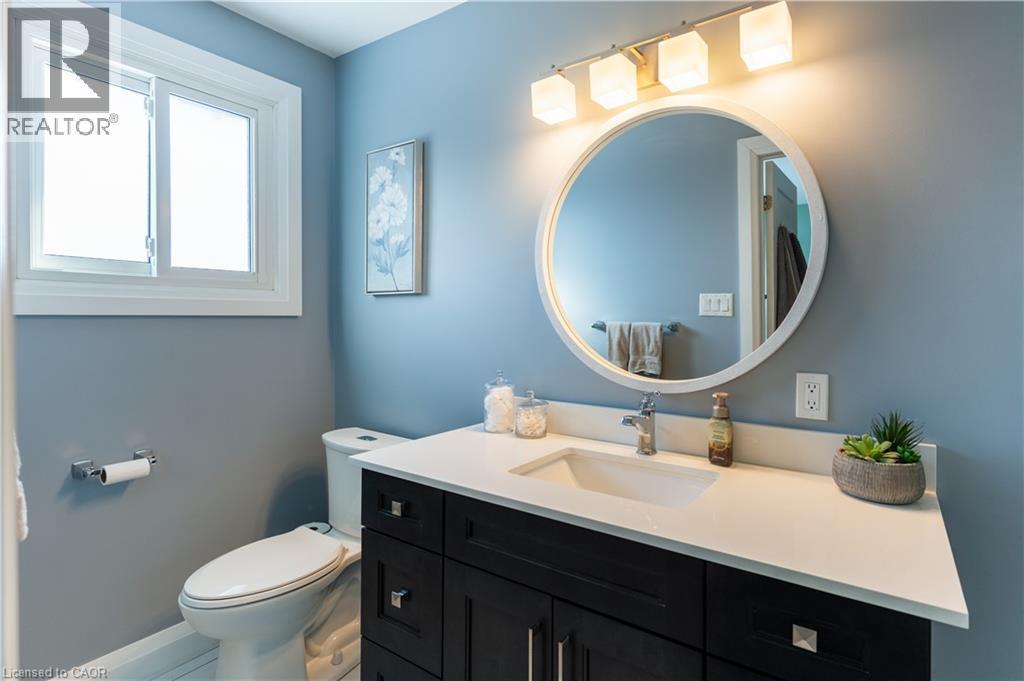 master bedroom en-suite - 569 Rosseau Road, Hamilton, ON - Indoor Photo Showing Bathroom
