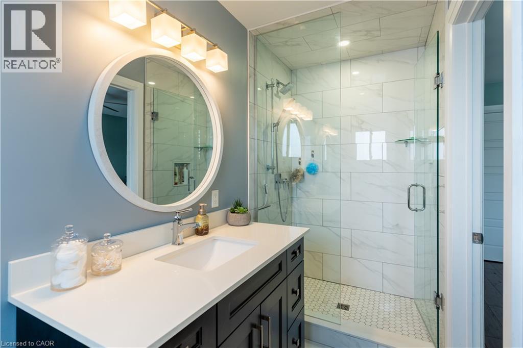 master bedroom en-suite - 569 Rosseau Road, Hamilton, ON - Indoor Photo Showing Bathroom