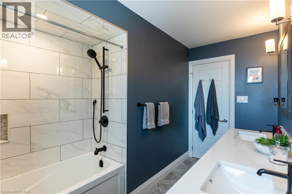second floor bathroom - 569 Rosseau Road, Hamilton, ON - Indoor Photo Showing Bathroom