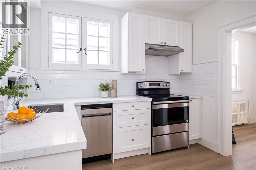 63 Dalewood Crescent, Hamilton, ON - Indoor Photo Showing Kitchen With Stainless Steel Kitchen With Upgraded Kitchen