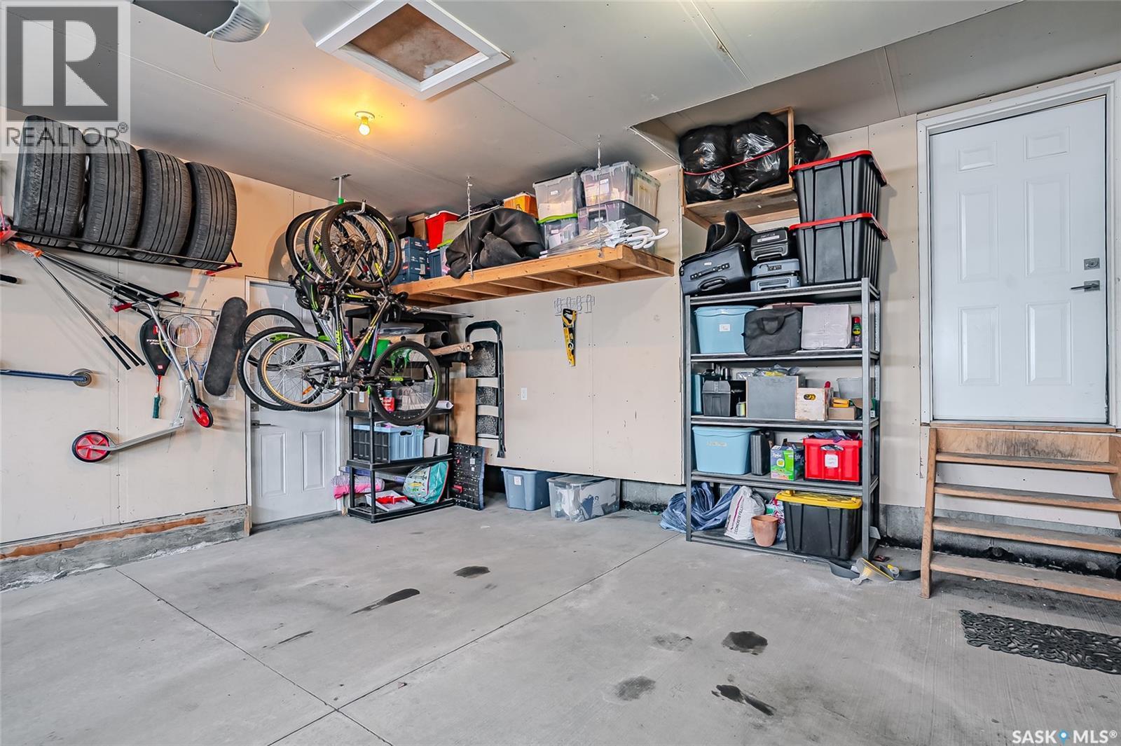 1059 Kolynchuk Crescent, Saskatoon, SK - Indoor Photo Showing Garage