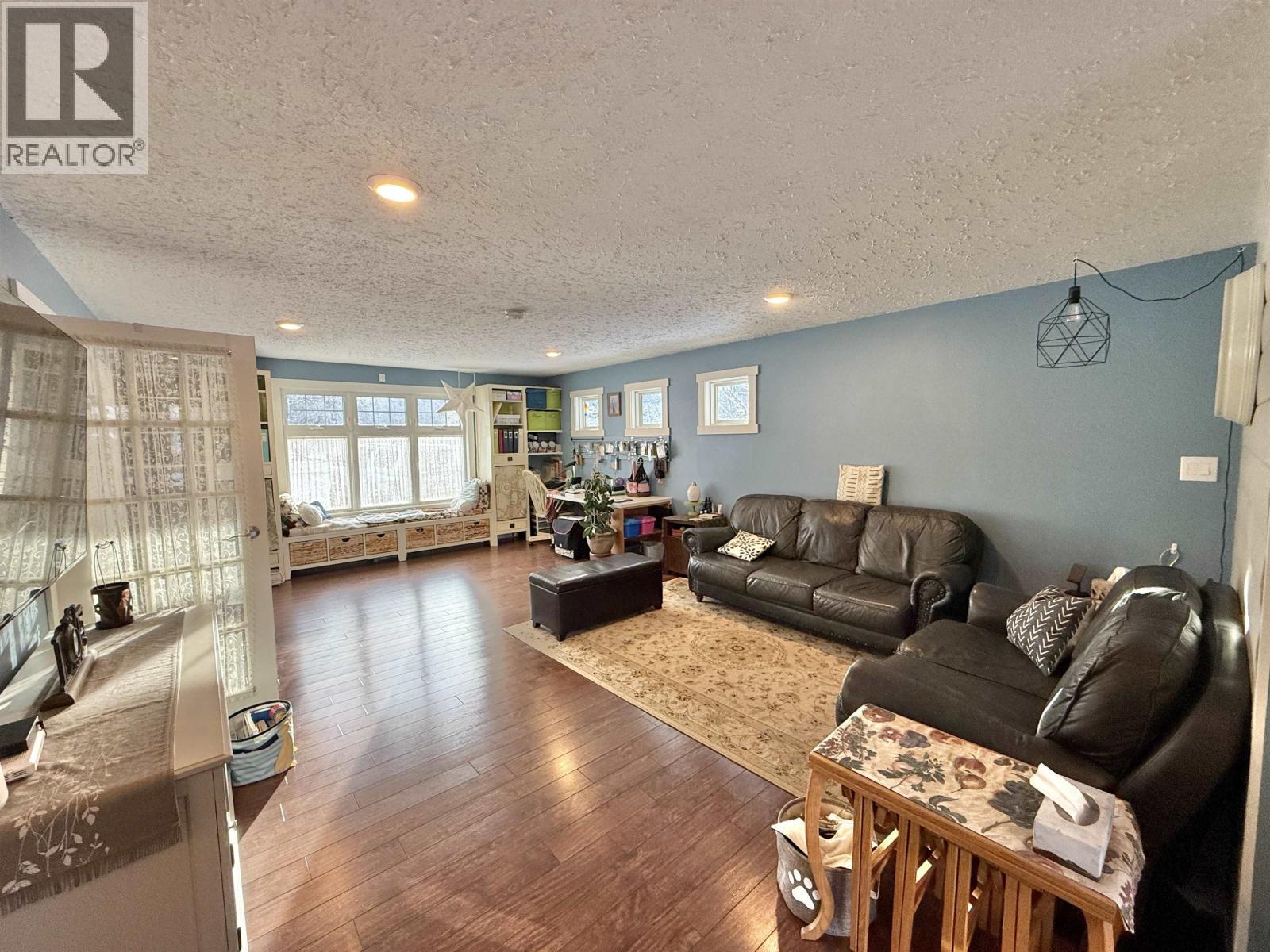 1702 Cypress Road, Quesnel, BC - Indoor Photo Showing Living Room
