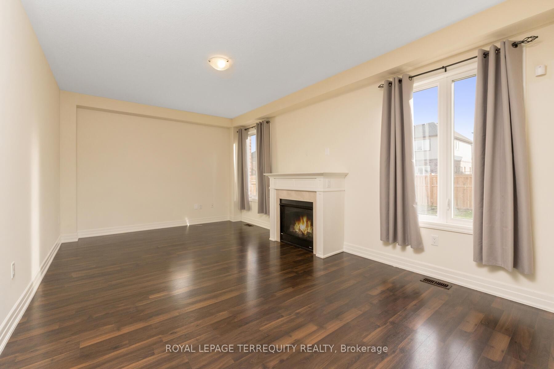 4516 Eclipse Way, Niagara Falls, ON - Indoor With Fireplace