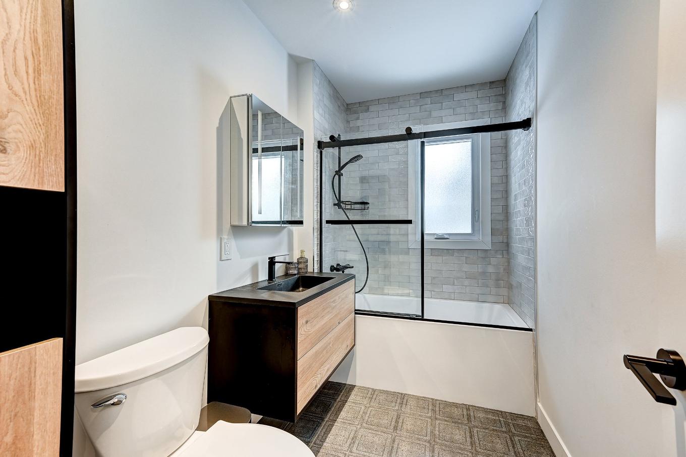 Bathroom - 124 Rue Greenfield, Longueuil (Greenfield Park), QC - Indoor Photo Showing Bathroom