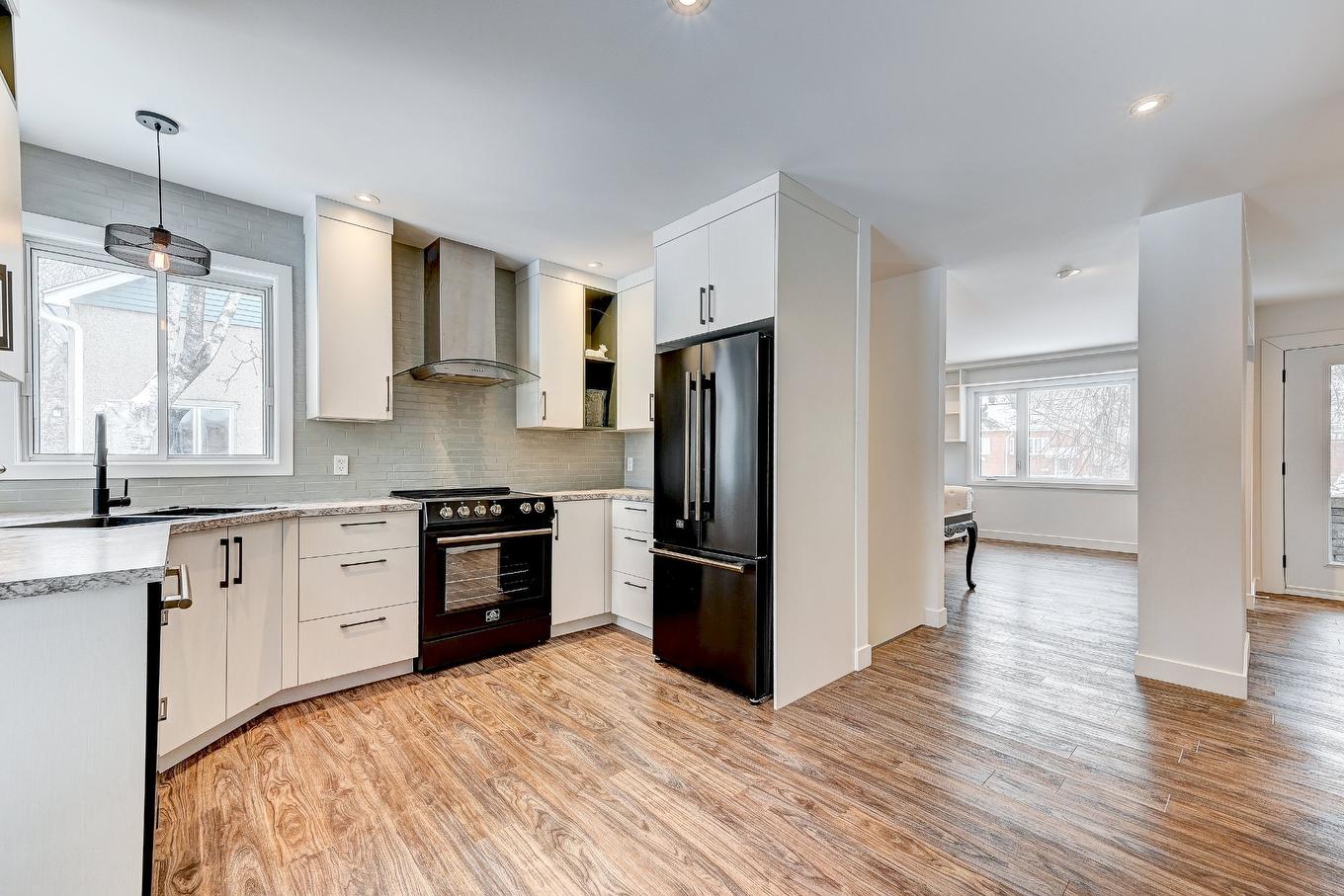 Kitchen - 124 Rue Greenfield, Longueuil (Greenfield Park), QC - Indoor Photo Showing Kitchen With Upgraded Kitchen