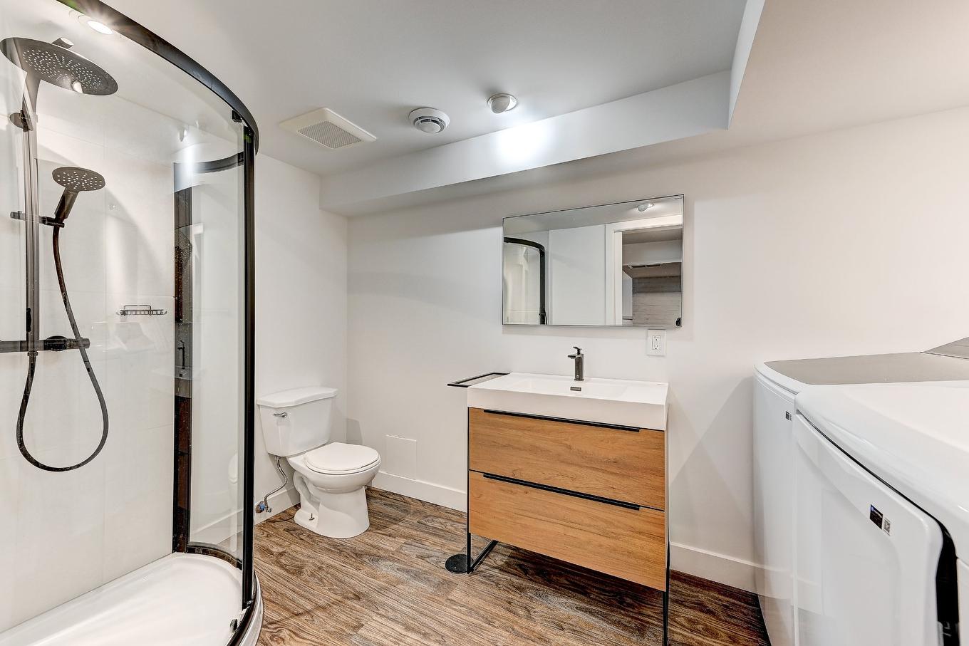 Bathroom - 124 Rue Greenfield, Longueuil (Greenfield Park), QC - Indoor Photo Showing Bathroom