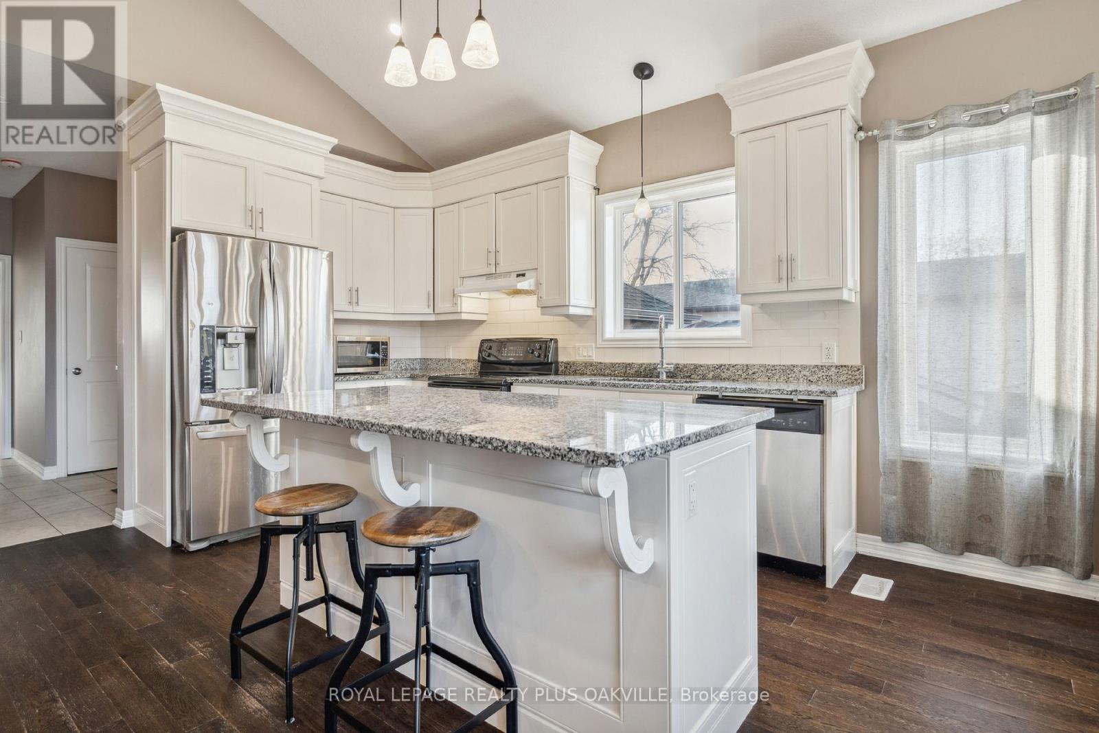 71 Locheed Drive, Hamilton, ON - Indoor Photo Showing Kitchen With Upgraded Kitchen