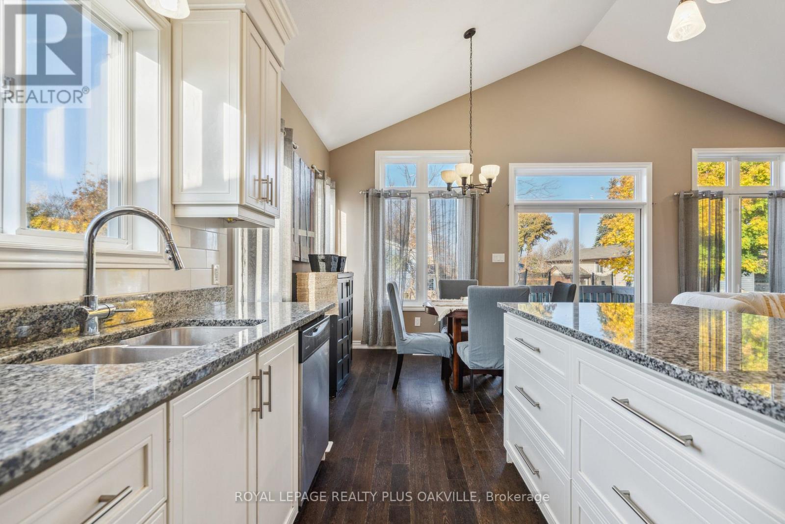 71 Locheed Drive, Hamilton, ON - Indoor Photo Showing Kitchen With Double Sink With Upgraded Kitchen