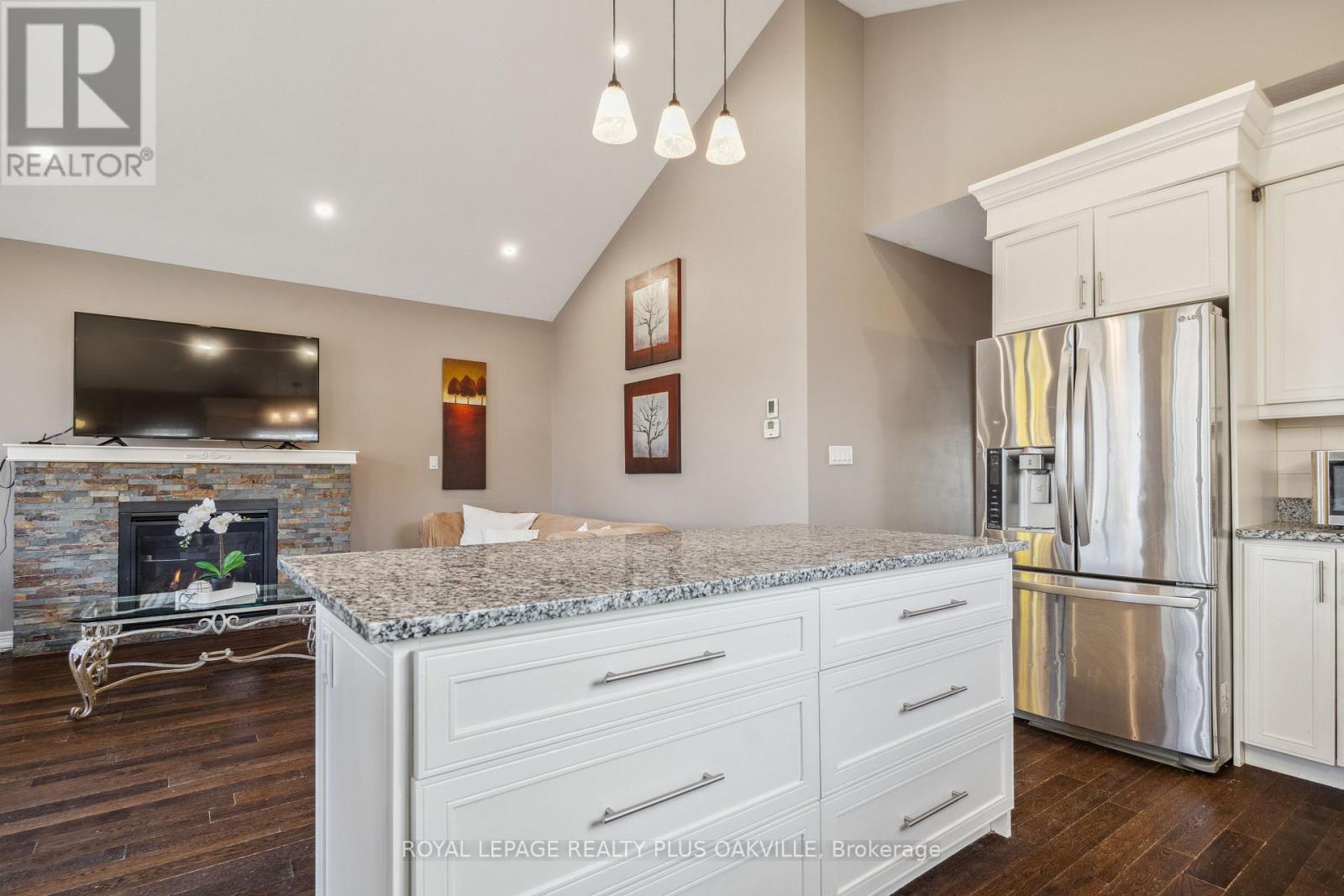 71 Locheed Drive, Hamilton, ON - Indoor Photo Showing Kitchen With Upgraded Kitchen