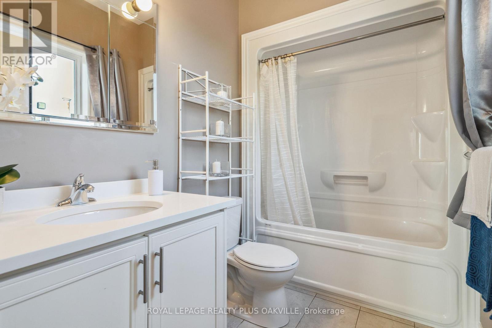 71 Locheed Drive, Hamilton, ON - Indoor Photo Showing Bathroom