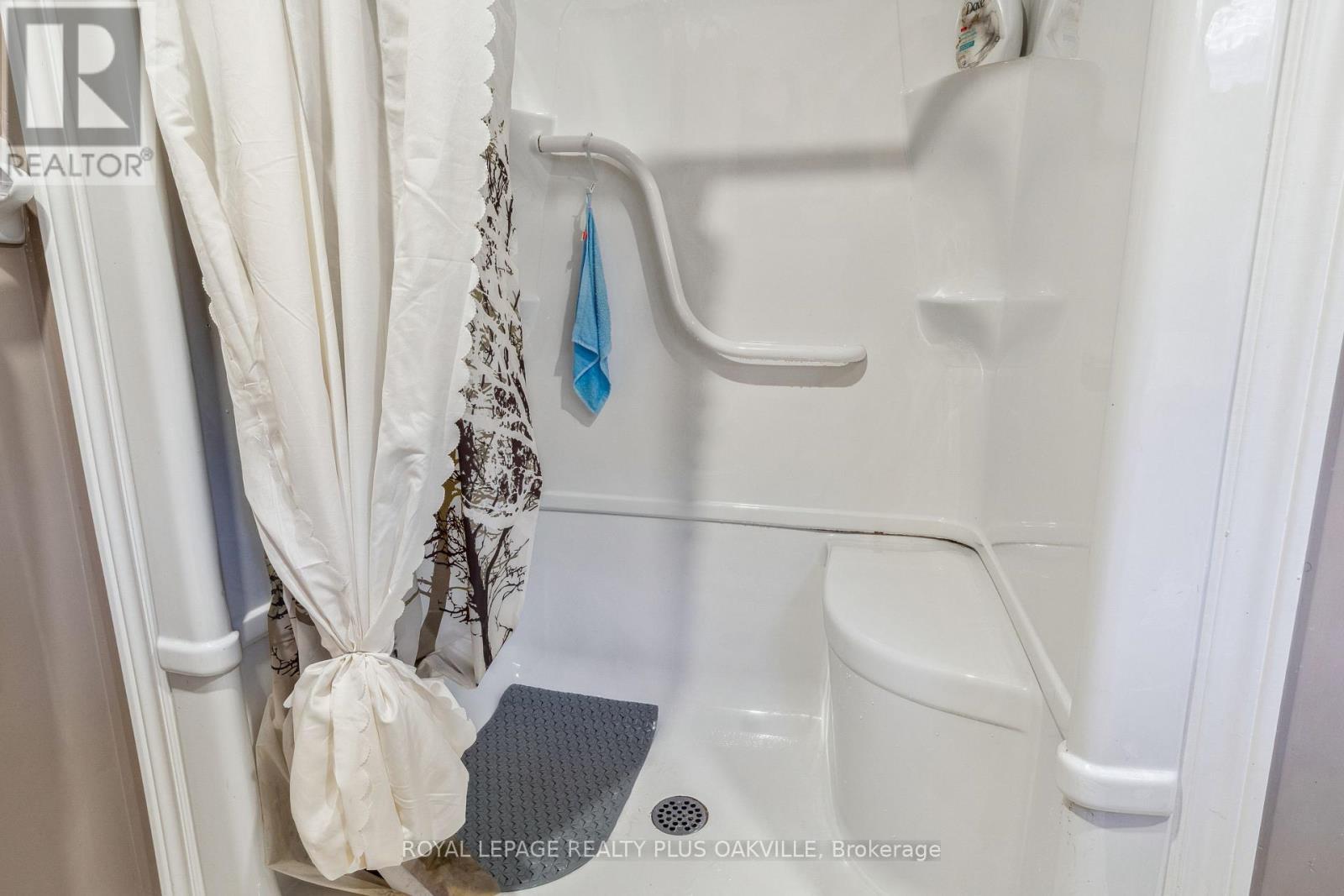 71 Locheed Drive, Hamilton, ON - Indoor Photo Showing Bathroom