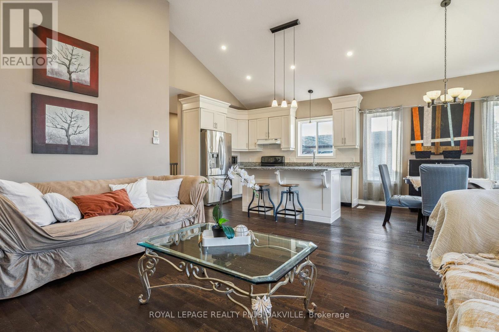 71 Locheed Drive, Hamilton, ON - Indoor Photo Showing Living Room