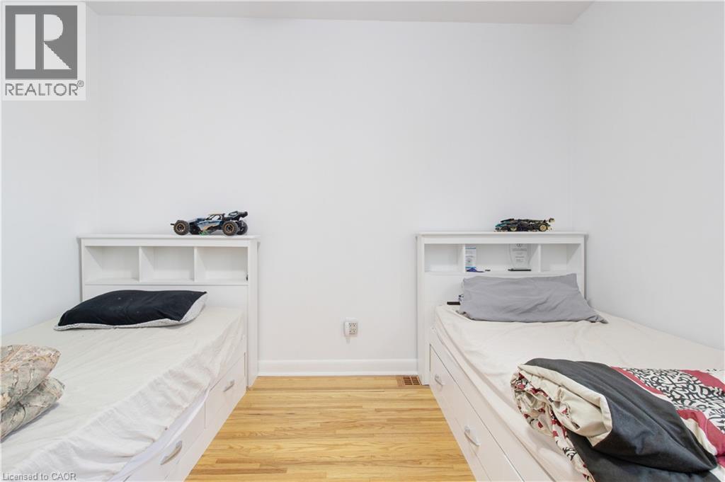 Bedroom featuring light wood finished floors and baseboards - 773 Queensdale Avenue E, Hamilton, ON - Indoor Photo Showing Bedroom