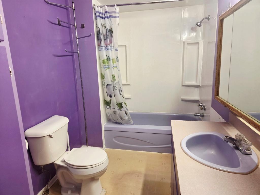 370 Leadenhall Street, Kimberley, BC - Indoor Photo Showing Bathroom