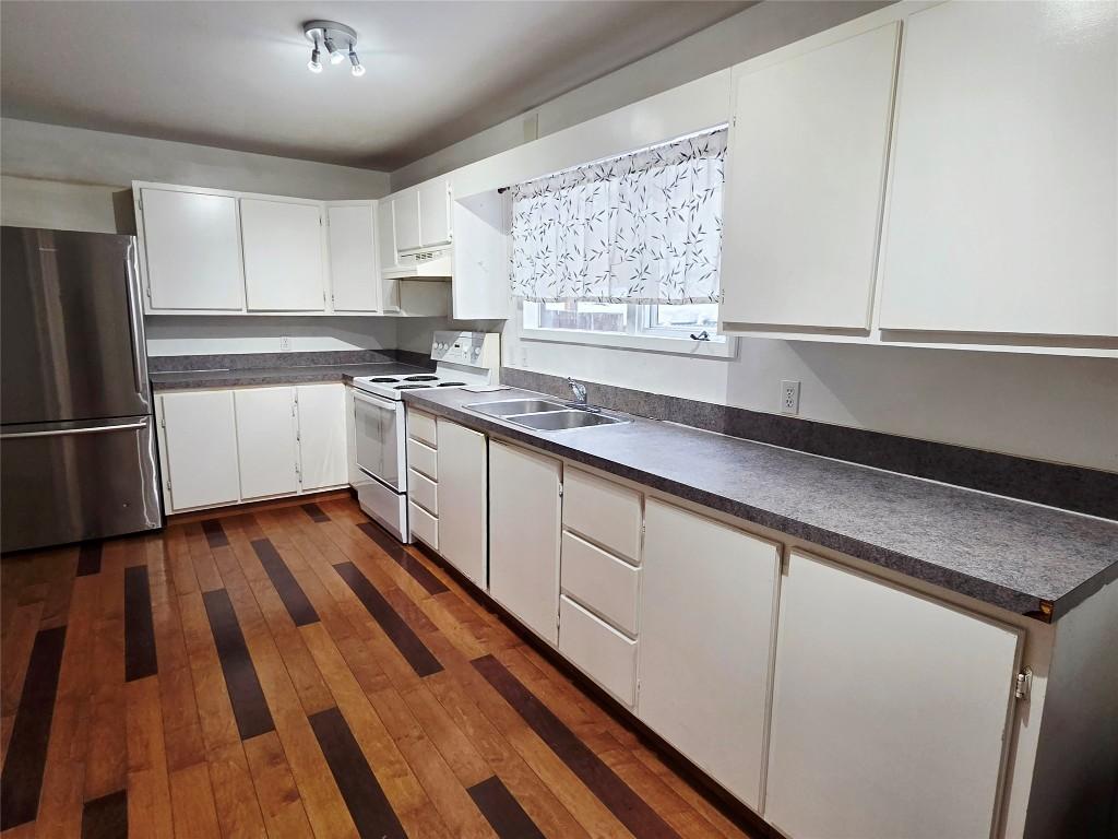 370 Leadenhall Street, Kimberley, BC - Indoor Photo Showing Kitchen With Double Sink