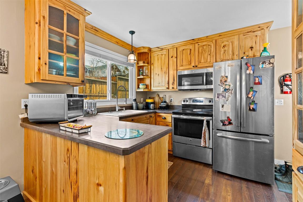 715 9Th Avenue, Creston, BC - Indoor Photo Showing Kitchen