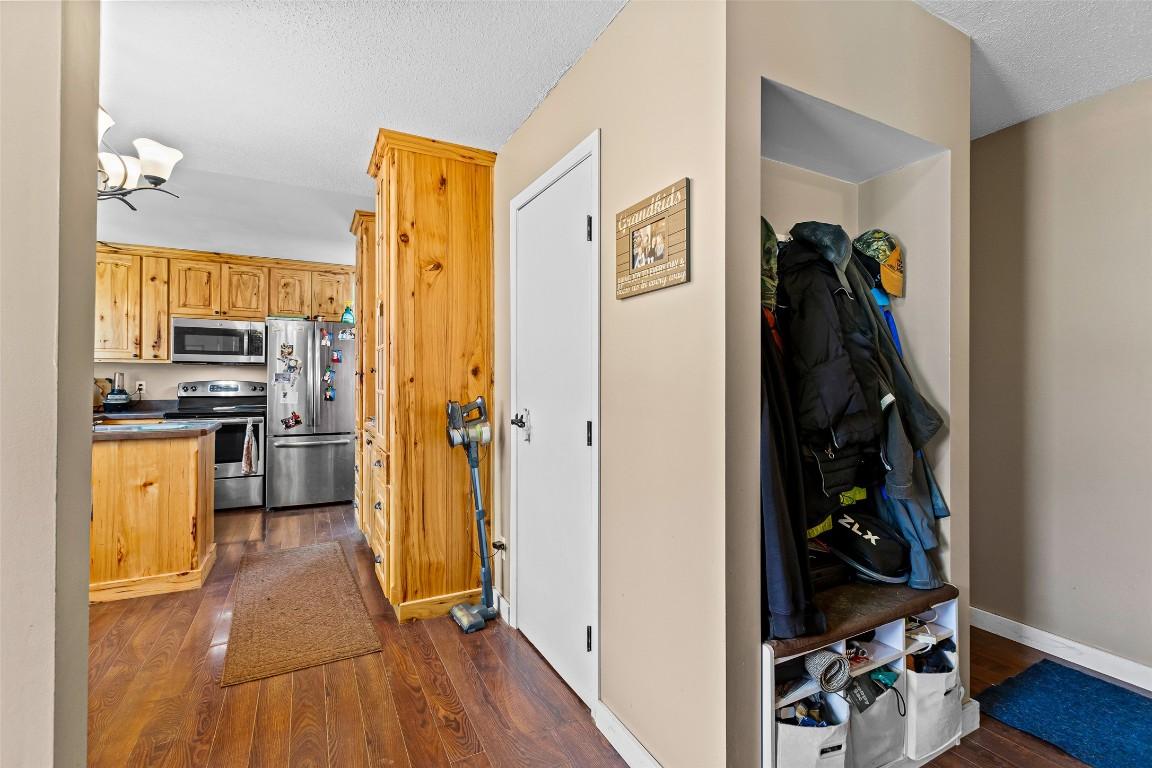 715 9Th Avenue, Creston, BC - Indoor Photo Showing Kitchen