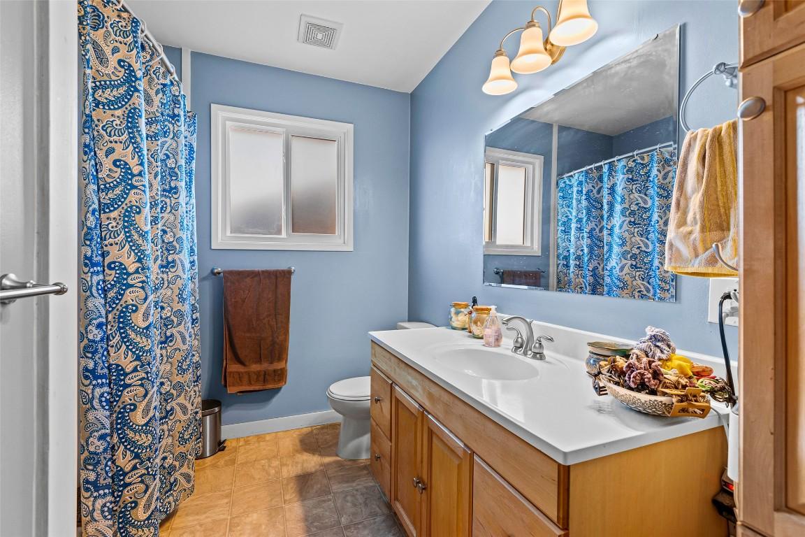715 9Th Avenue, Creston, BC - Indoor Photo Showing Bathroom