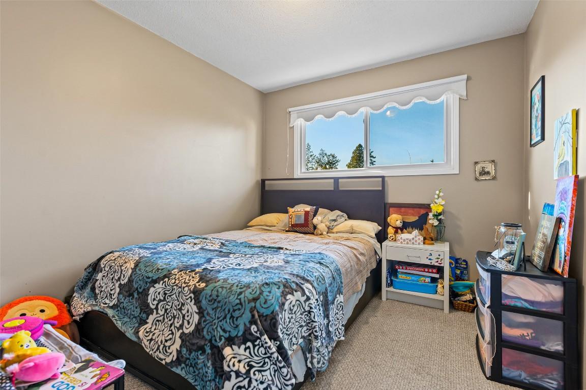 715 9Th Avenue, Creston, BC - Indoor Photo Showing Bedroom