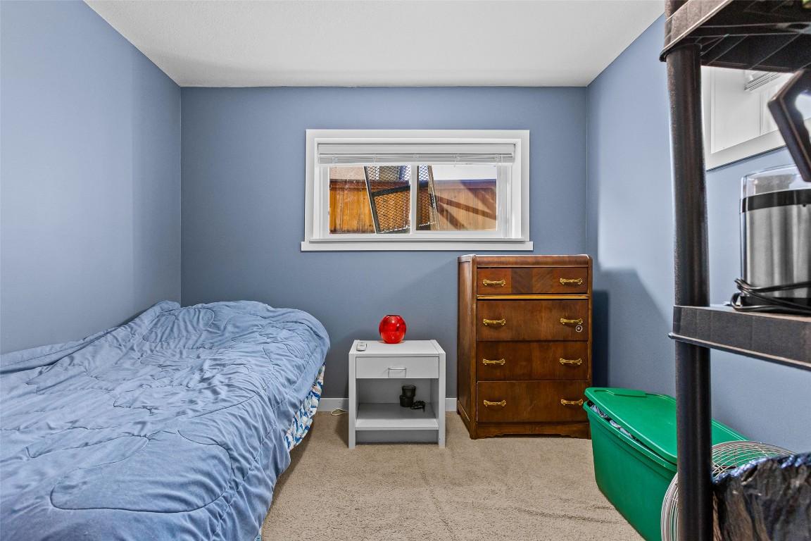 715 9Th Avenue, Creston, BC - Indoor Photo Showing Bedroom