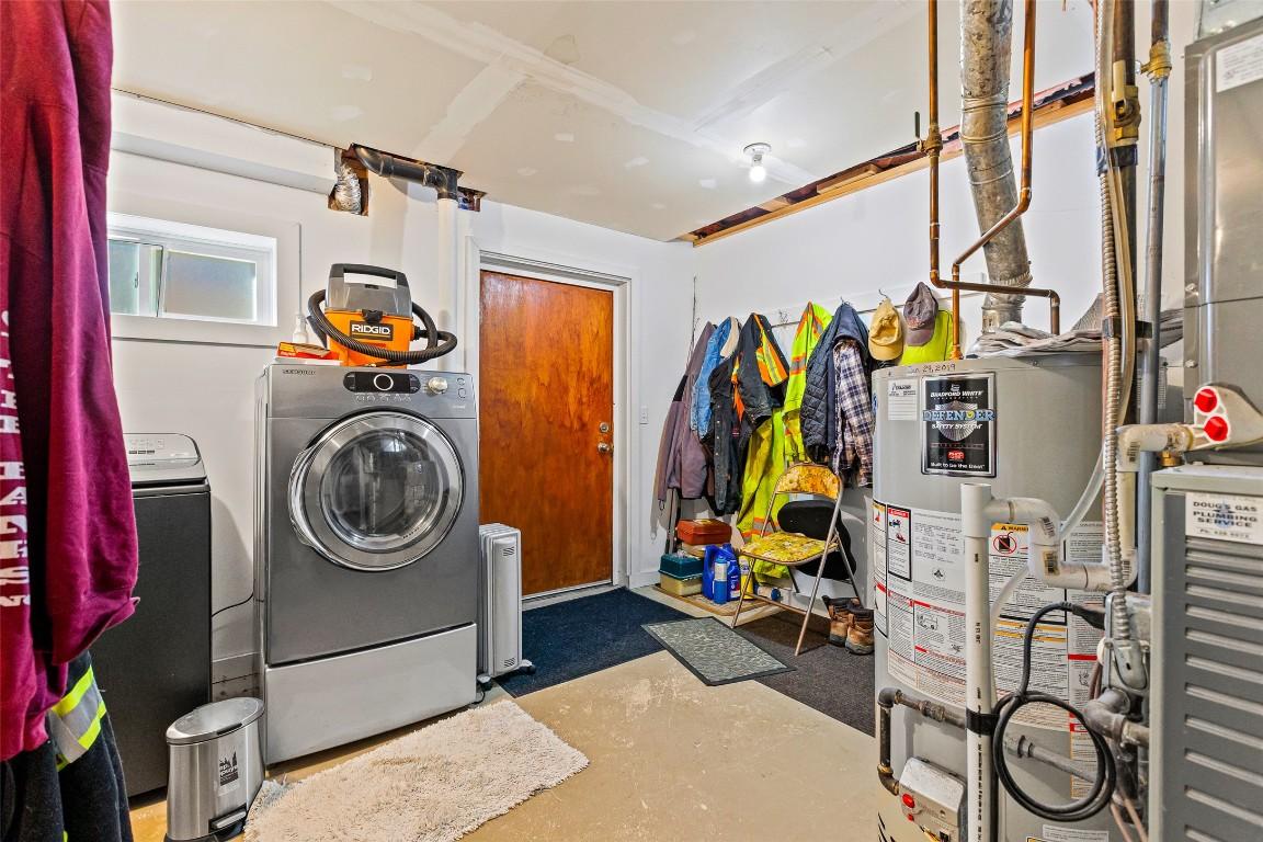 715 9Th Avenue, Creston, BC - Indoor Photo Showing Laundry Room
