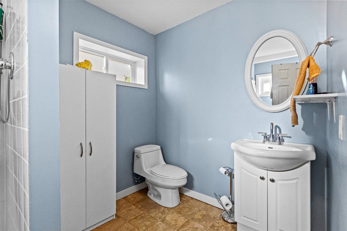 715 9Th Avenue, Creston, BC - Indoor Photo Showing Bathroom