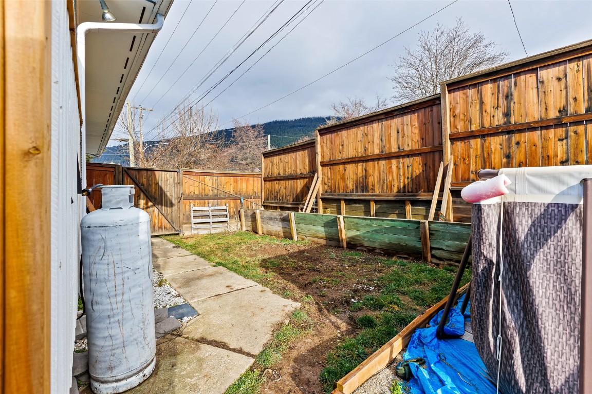 715 9Th Avenue, Creston, BC - Outdoor