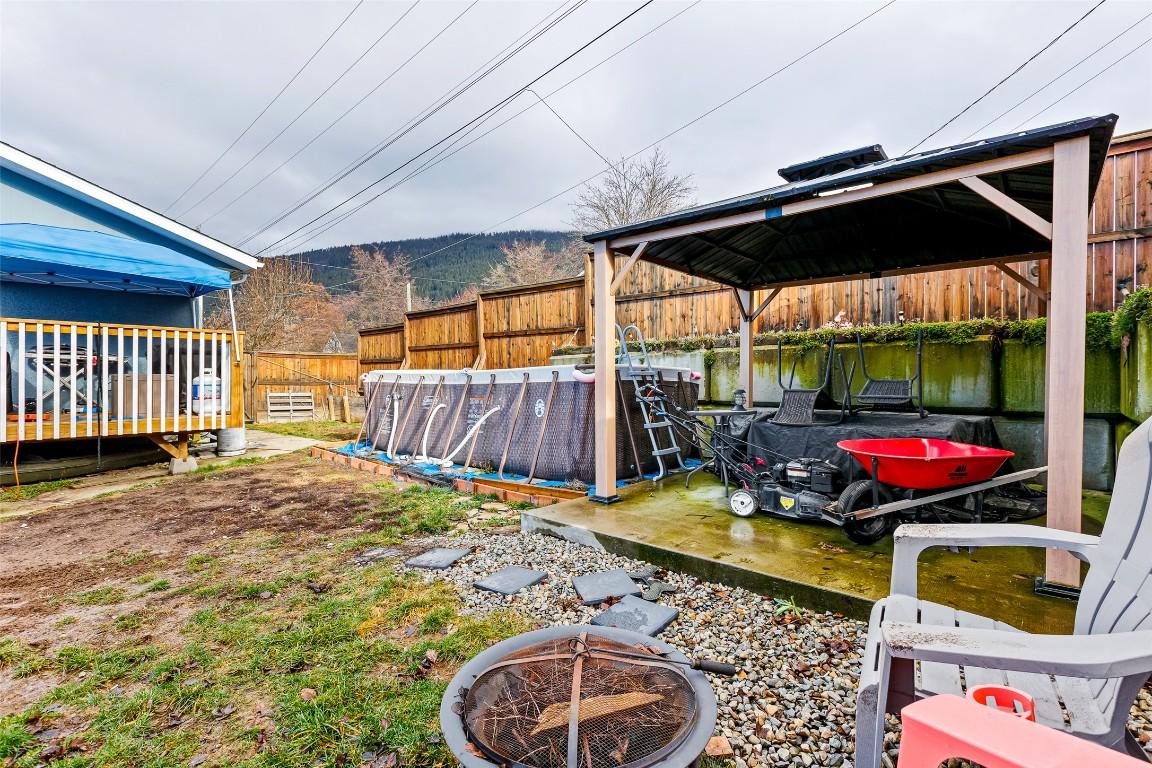 715 9Th Avenue, Creston, BC - Outdoor