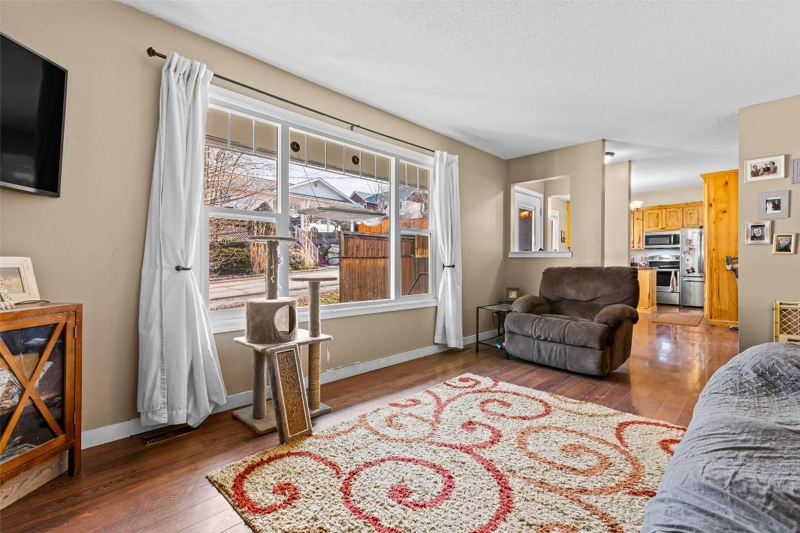 715 9Th Avenue, Creston, BC - Indoor Photo Showing Living Room