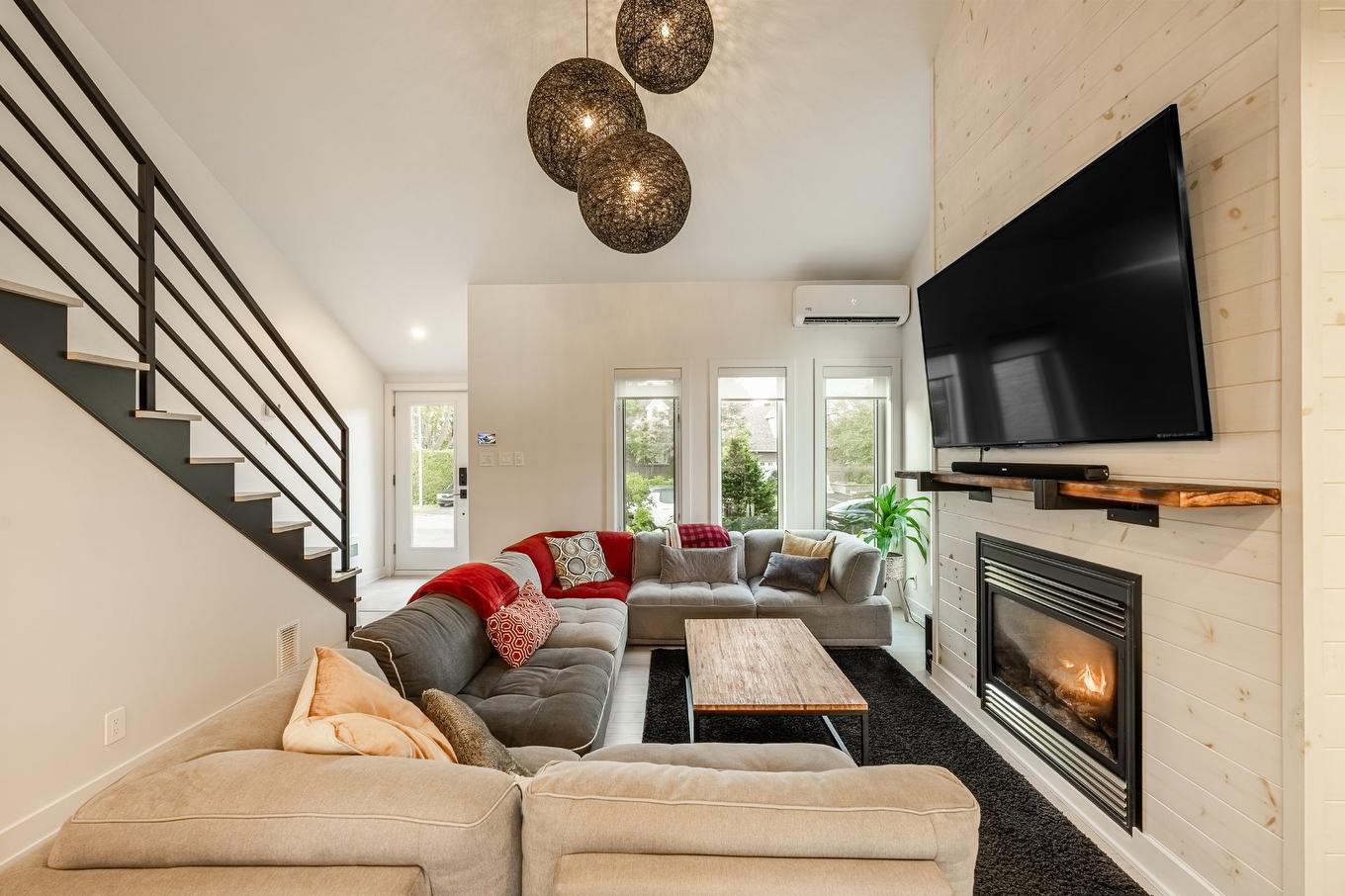 Salon - 15 Rue Besset, Saint-Mathias-Sur-Richelieu, QC - Indoor Photo Showing Living Room With Fireplace