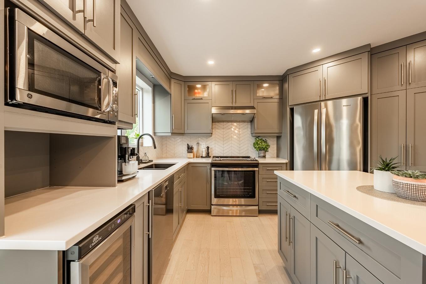 Cuisine - 15 Rue Besset, Saint-Mathias-Sur-Richelieu, QC - Indoor Photo Showing Kitchen With Upgraded Kitchen