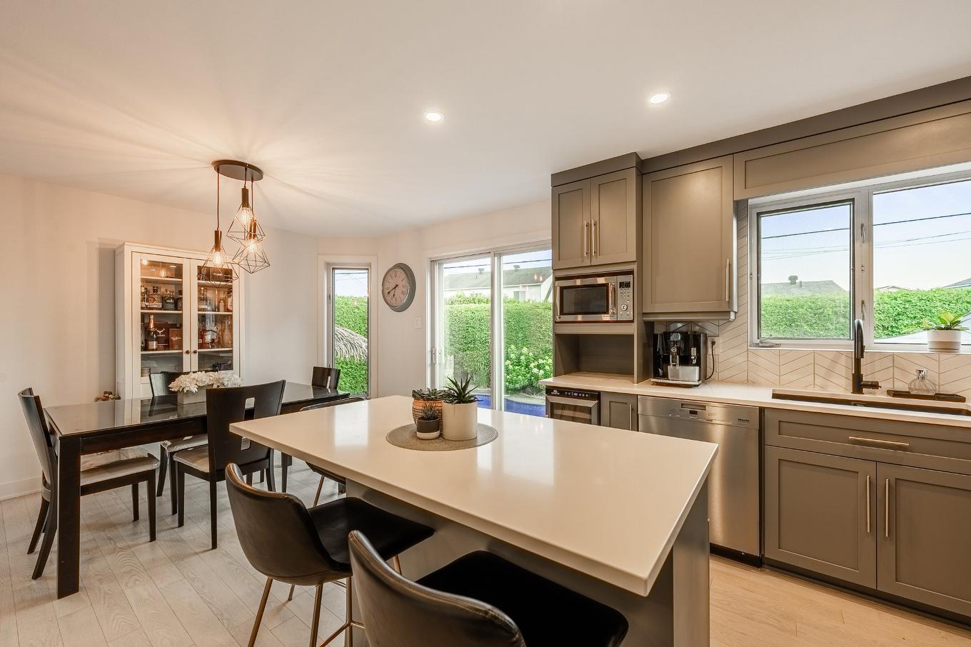 Cuisine - 15 Rue Besset, Saint-Mathias-Sur-Richelieu, QC - Indoor Photo Showing Other Room