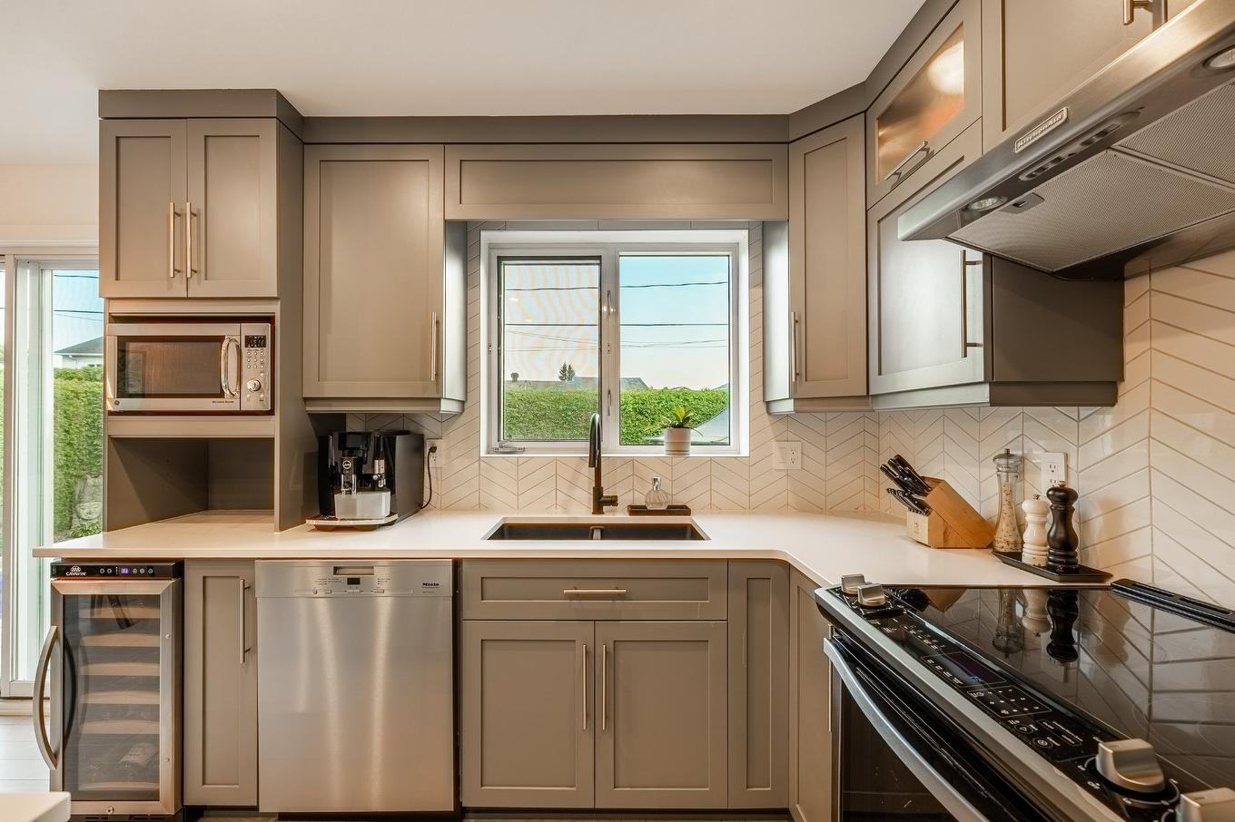 Cuisine - 15 Rue Besset, Saint-Mathias-Sur-Richelieu, QC - Indoor Photo Showing Kitchen With Double Sink With Upgraded Kitchen