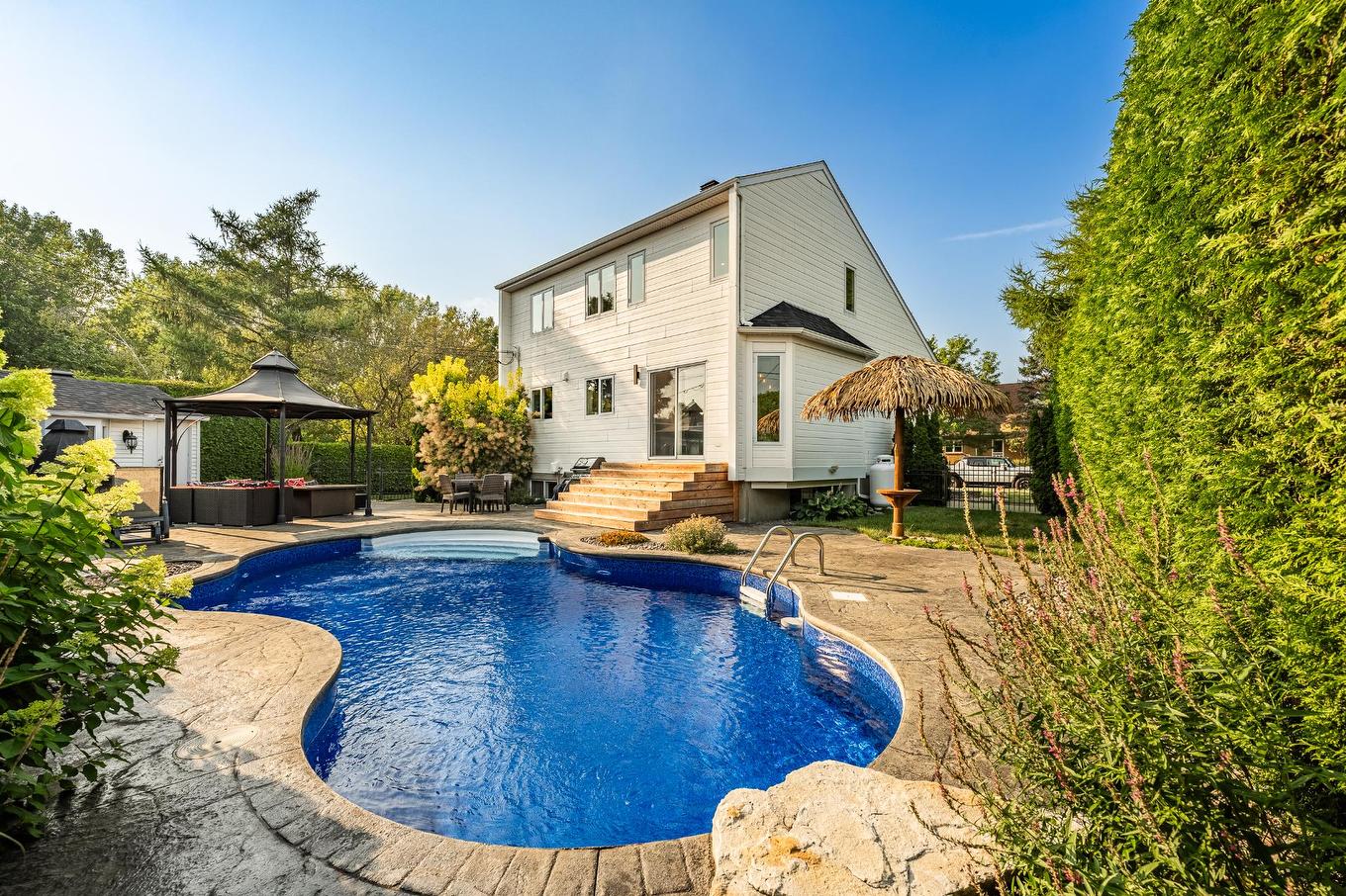Cour - 15 Rue Besset, Saint-Mathias-Sur-Richelieu, QC - Outdoor With In Ground Pool With Backyard