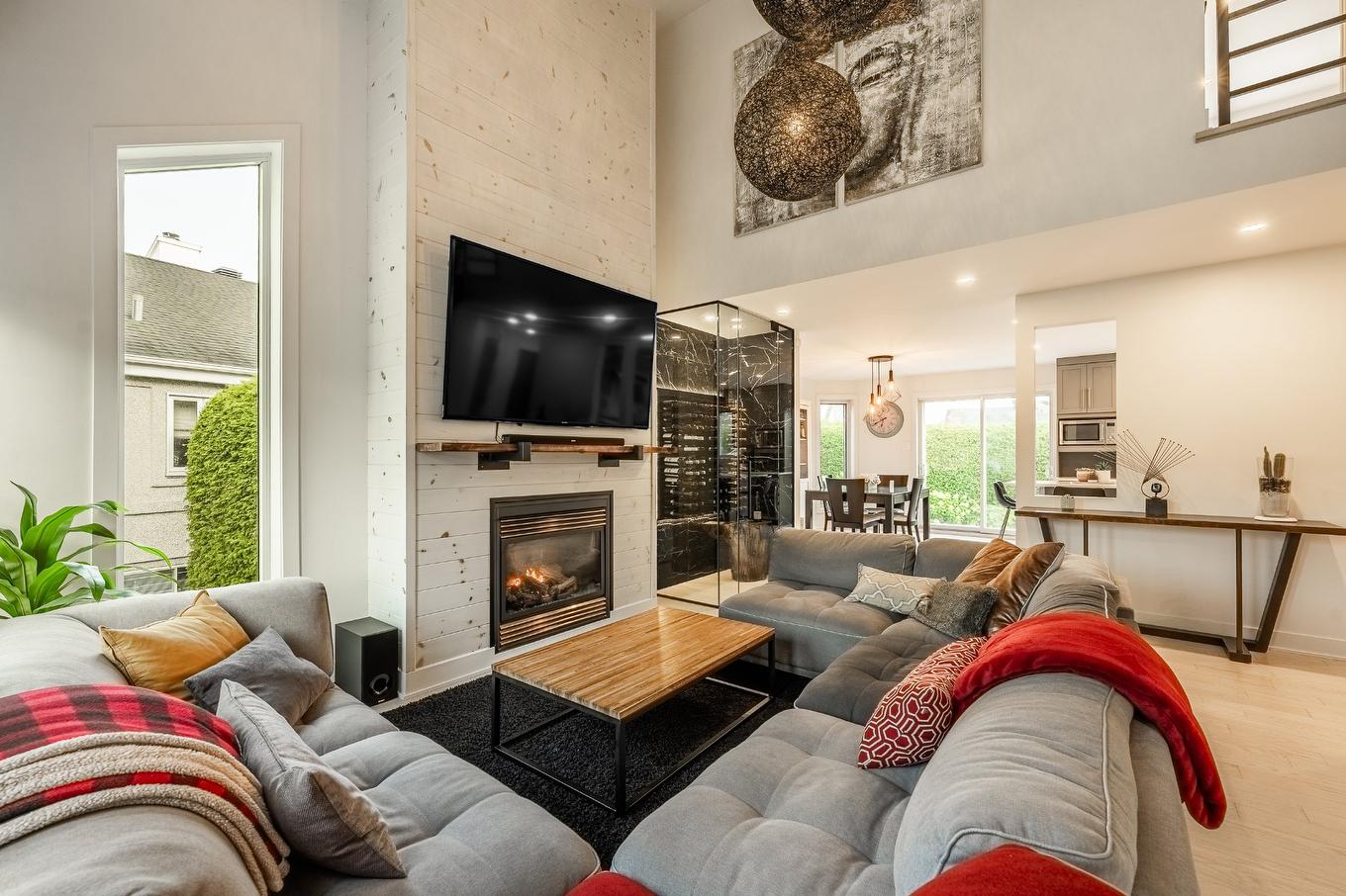 Salon - 15 Rue Besset, Saint-Mathias-Sur-Richelieu, QC - Indoor Photo Showing Living Room With Fireplace