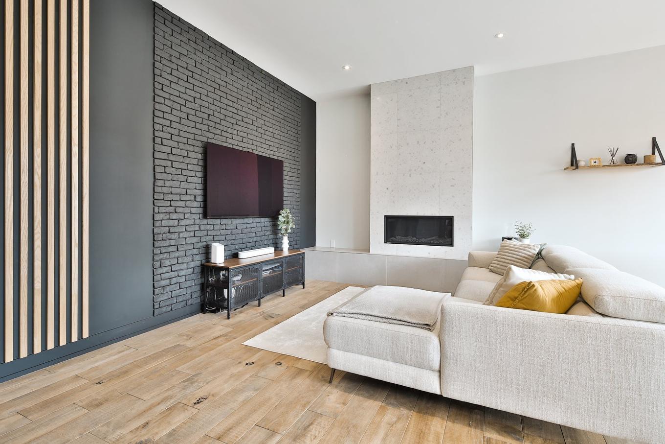 Living room - 32 Rue Des Plaines, Saint-Jean-Sur-Richelieu, QC - Indoor Photo Showing Living Room With Fireplace