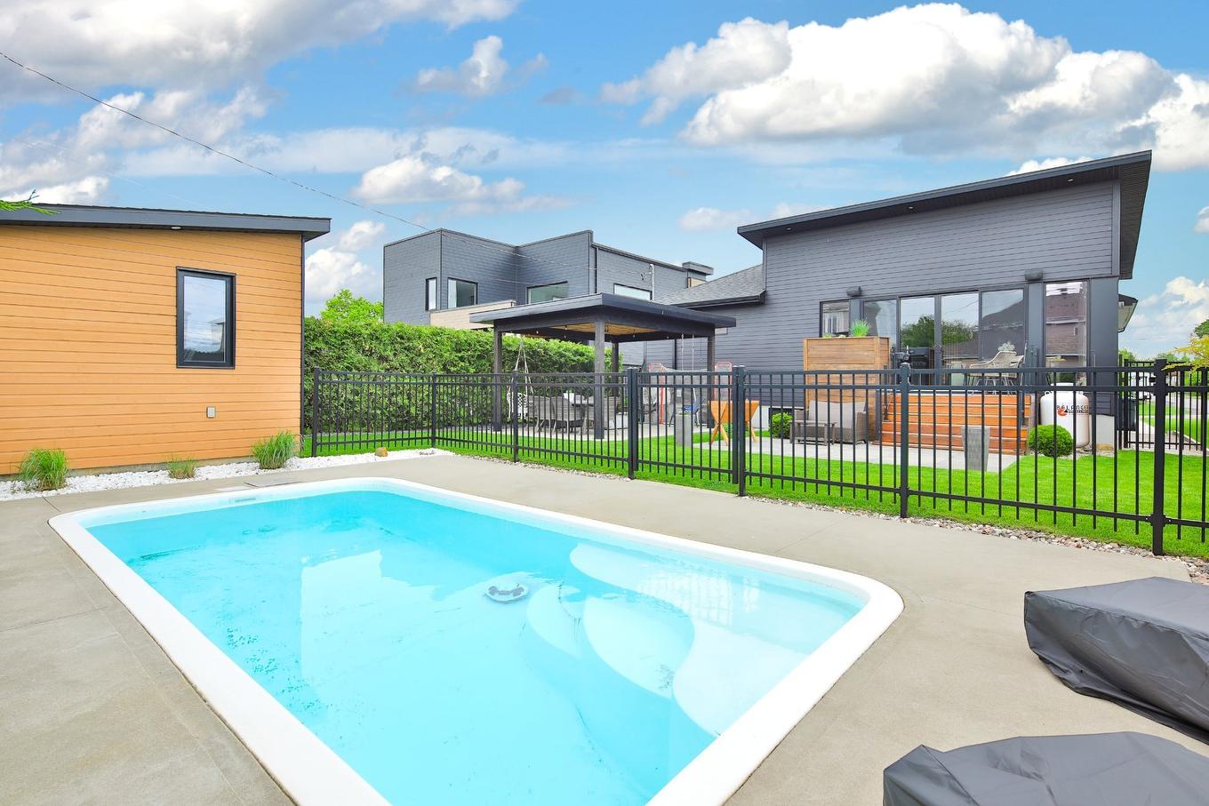 Pool - 32 Rue Des Plaines, Saint-Jean-Sur-Richelieu, QC - Outdoor With In Ground Pool With Deck Patio Veranda