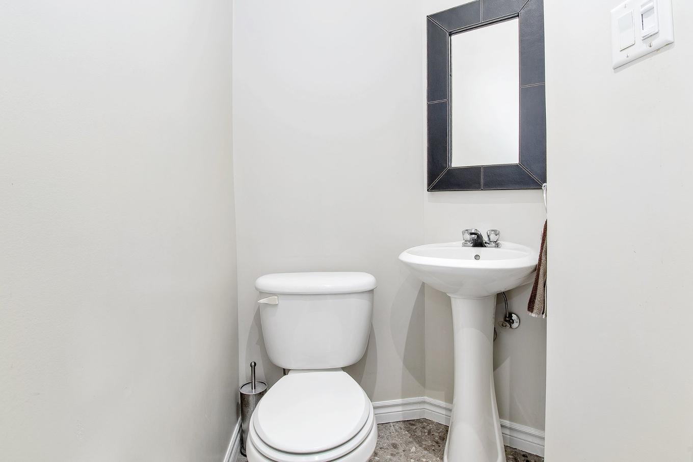 Powder room - 4727 Crois. Des Îles, Laval (Chomedey), QC - Indoor Photo Showing Bathroom