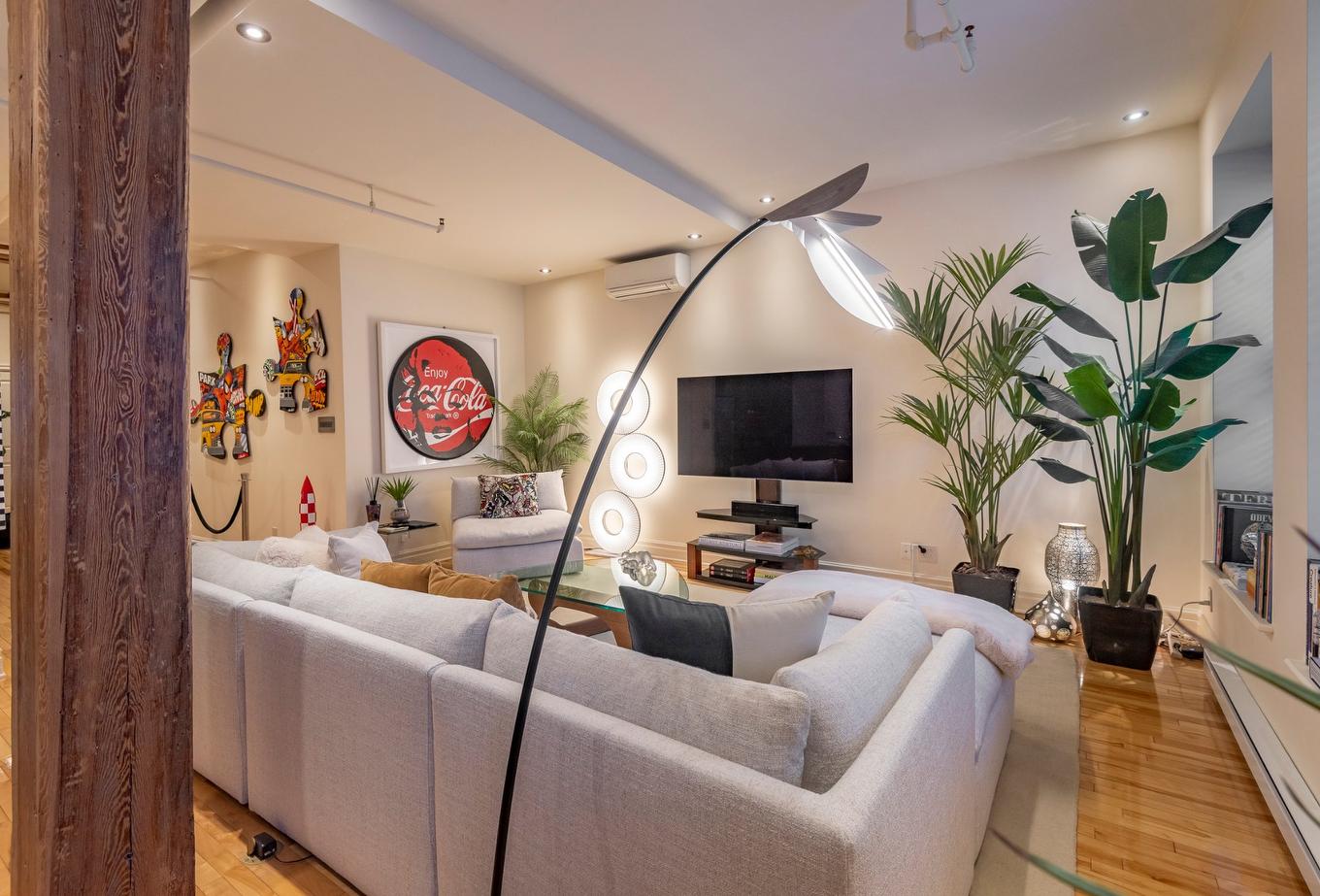 Salon - 305-433 Rue Ste-Hélène, Montréal (Ville-Marie), QC - Indoor