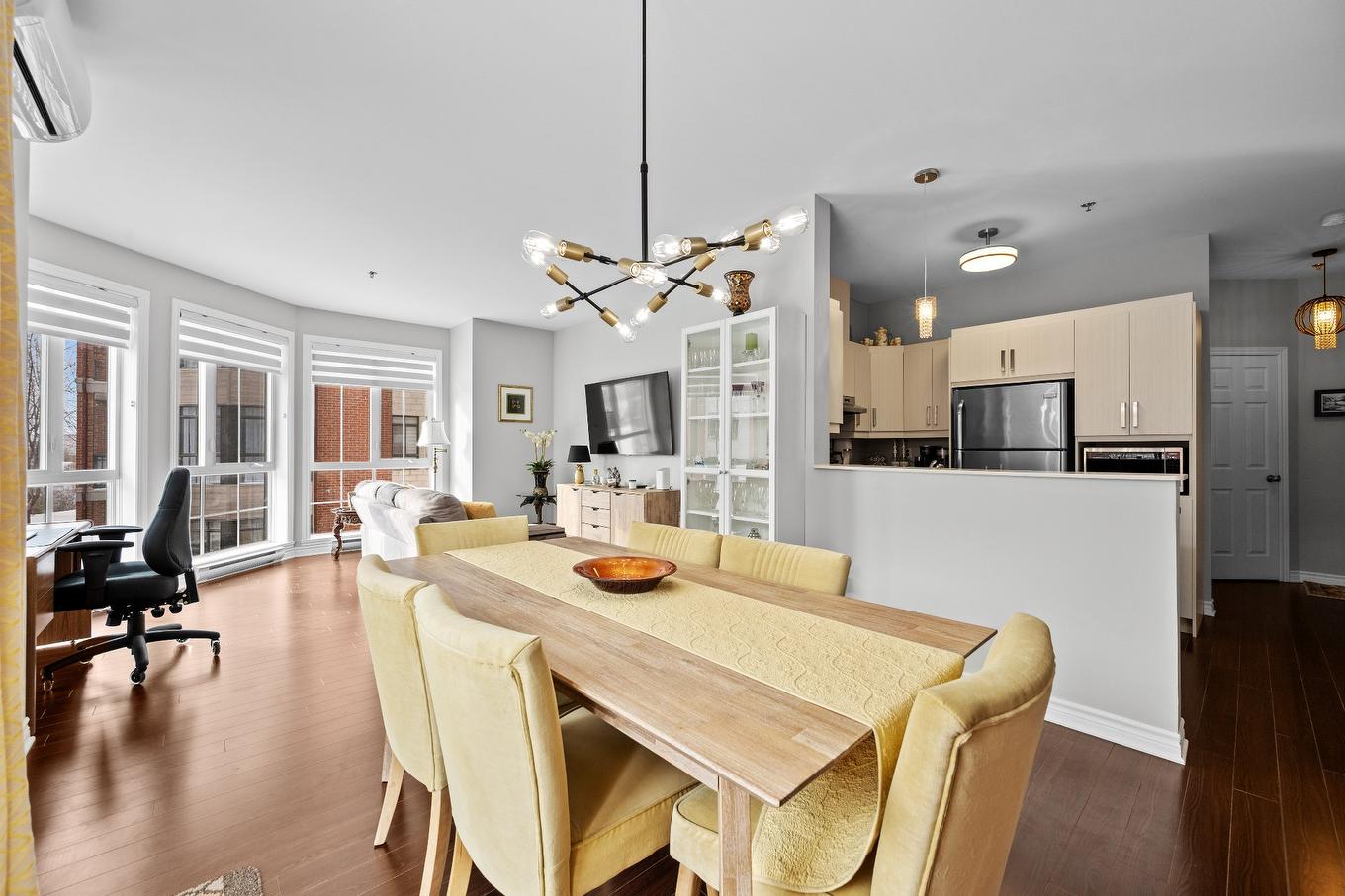 Vue d'ensemble - 212-110 Av. Du Golf, La Prairie, QC - Indoor Photo Showing Dining Room