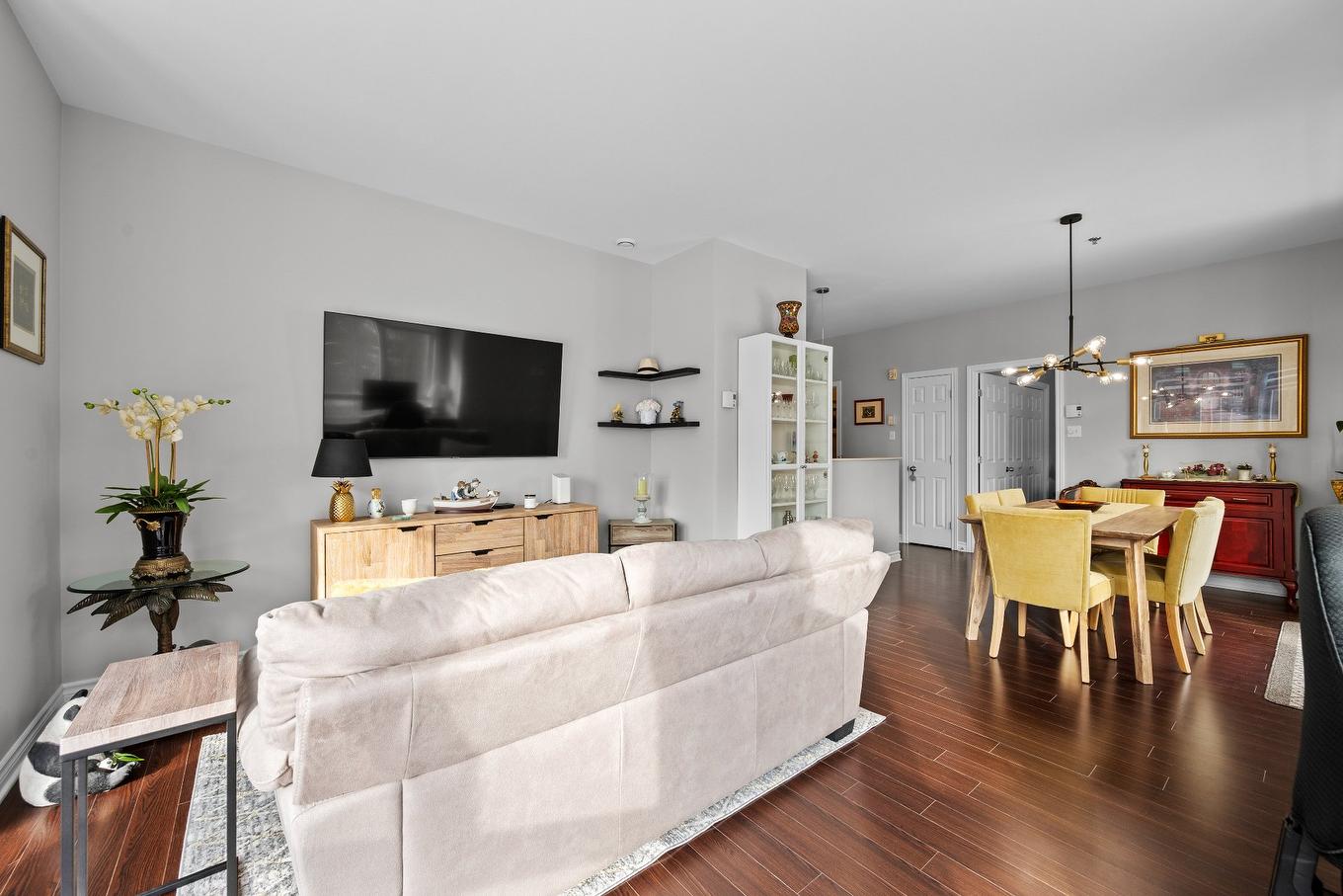 Vue d'ensemble - 212-110 Av. Du Golf, La Prairie, QC - Indoor Photo Showing Living Room